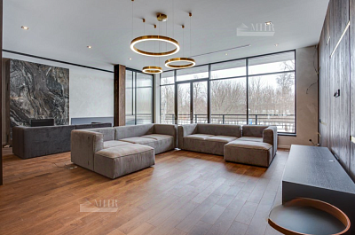 Дом с бассейном