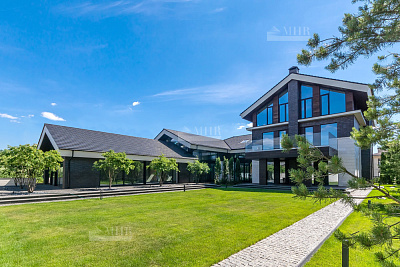 Современный новый дом для большой семье