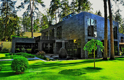 Современный дом с дорогой отделкой